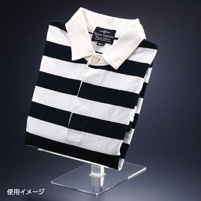 透明展示台モーションST-SL1の使用イメージ、畳まれたポロシャツが展示台にディスプレイされている画像