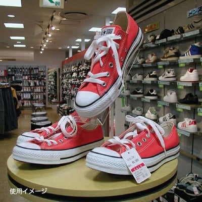 透明展示台モーションST-FL3の使用イメージで、スニーカーが展示台に乗せられている画像