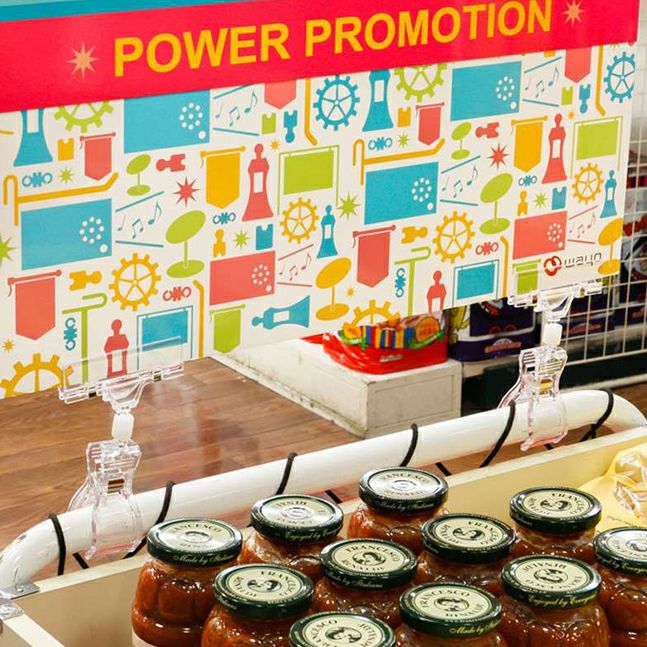 特大クリップ＆クリップDの使用例写真、什器に特大クリップでボードを取り付けた写真