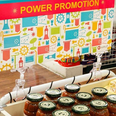 特大クリップ＆クリップDの使用例写真、什器に特大クリップでボードを取り付けた写真