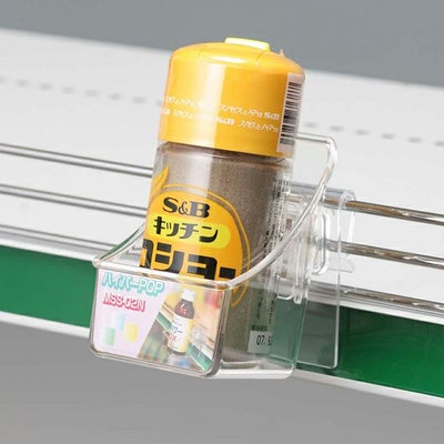MSS－02Nの使用イメージ、棚に取付て調味料を飾っている画像