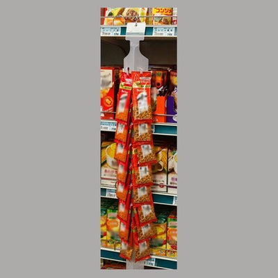 クイックストリップヘビー２サイドの使用イメージで、什器に取り付けられ、商品が2列に吊るされている画像