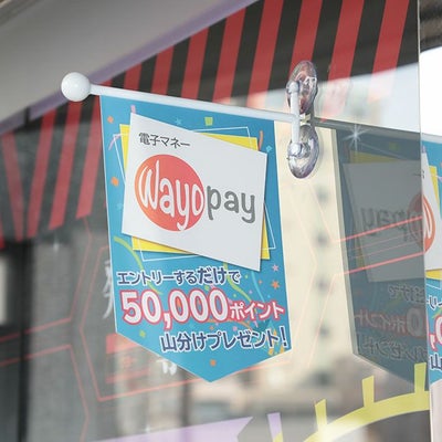 Ｔ型フラッグをガラス窓に飾りフラッグを吊るしている