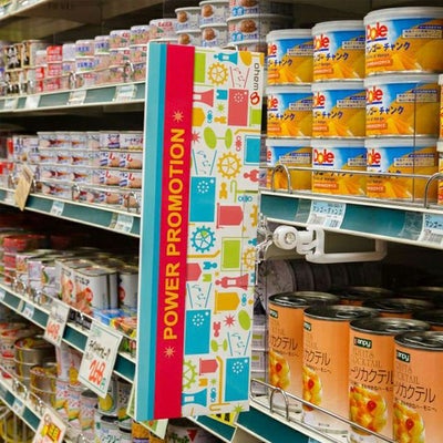 マグネット　カテゴリークリップの使用イメージ画像で商品の棚から突き出して印刷物が飾られている様子