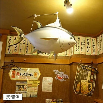 エアーＰＯＰバルーン　マグロ（プリティ）が居酒屋の天井に吊るされた使用イメージ