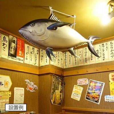 エアーPOPバルーンマグロ（リアル）が居酒屋の天井に吊るされている使用イメージ
