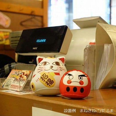 レジ横に配置された(卓上エアーPOP)だるまの使用イメージ