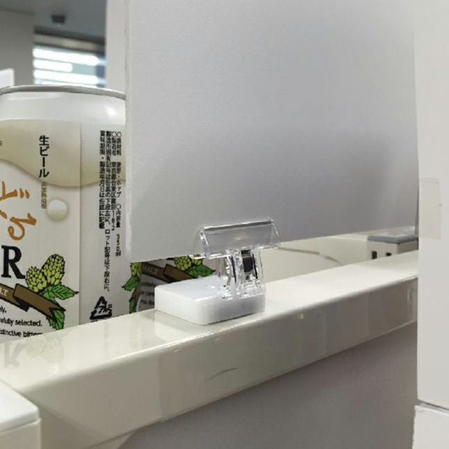 マグクリップ（S）の使用イメージ2、什器の上部にマグネットで取り付けられPOPを飾っている画像