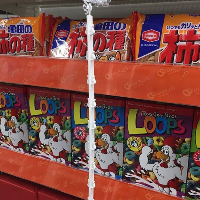 パッケージハンガー　ダブルフックハンガーを棚に吊るしたイメージ写真