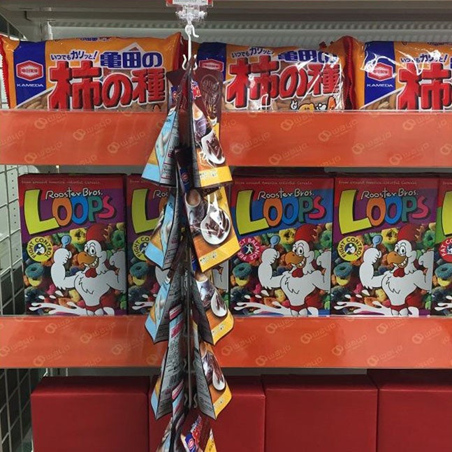 パッケージハンガー　ダブルフックハンガーに商品を吊下げて陳列しているイメージ写真